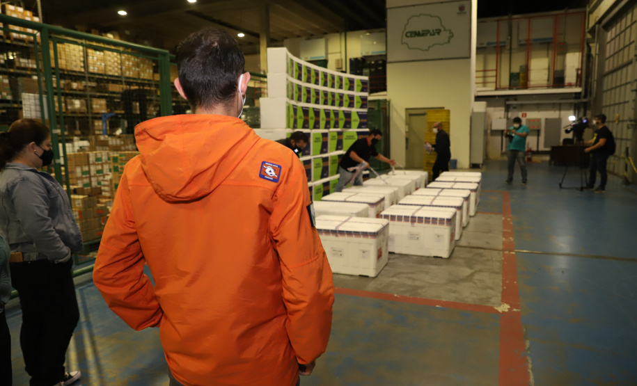 Vacina Covid O Paraná recebe mais 148,6 mil doses do imunizante CoronaVac para continuar a vacinação contra a Covid-19 no estado. O lote enviado pelo Ministério da Saúde chegou no início da noite no Centro de Medicamentos do Paraná (Cemepar), em Curitiba.09/03/2021. Foto: Geraldo Bubniak/AEN