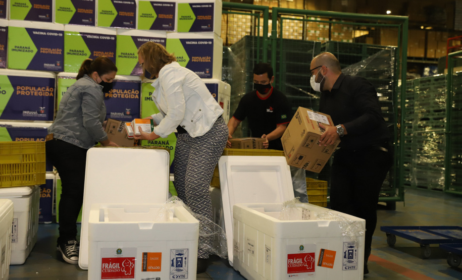 Vacina Covid O Paraná recebe mais 148,6 mil doses do imunizante CoronaVac para continuar a vacinação contra a Covid-19 no estado. O lote enviado pelo Ministério da Saúde chegou no início da noite no Centro de Medicamentos do Paraná (Cemepar), em Curitiba.09/03/2021. Foto: Geraldo Bubniak/AEN