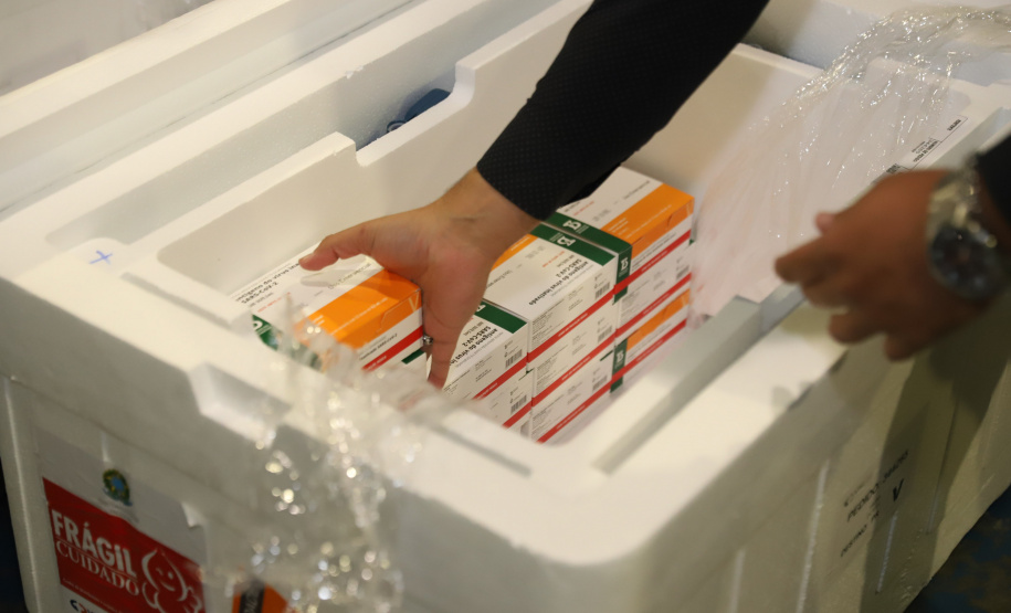 Vacina Covid O Paraná recebe mais 148,6 mil doses do imunizante CoronaVac para continuar a vacinação contra a Covid-19 no estado. O lote enviado pelo Ministério da Saúde chegou no início da noite no Centro de Medicamentos do Paraná (Cemepar), em Curitiba.09/03/2021. Foto: Geraldo Bubniak/AEN