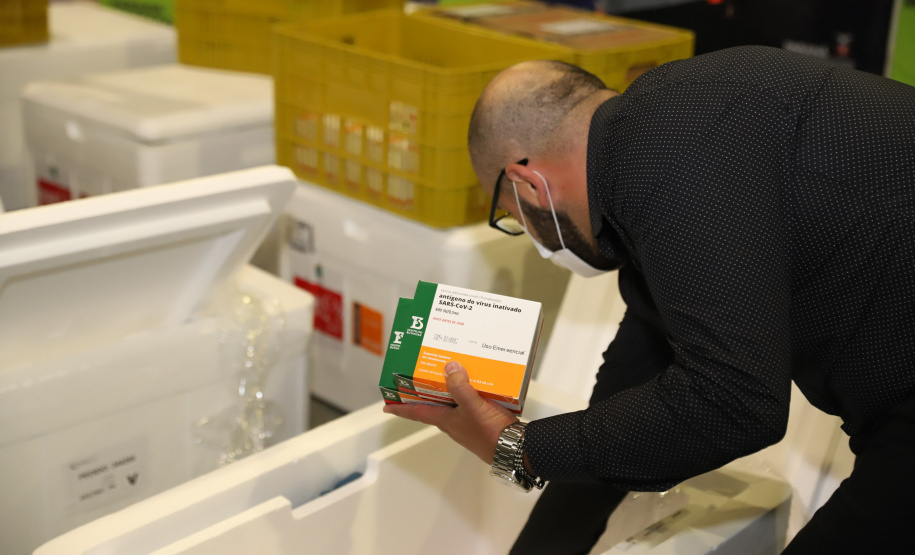 Vacina Covid O Paraná recebe mais 148,6 mil doses do imunizante CoronaVac para continuar a vacinação contra a Covid-19 no estado. O lote enviado pelo Ministério da Saúde chegou no início da noite no Centro de Medicamentos do Paraná (Cemepar), em Curitiba.09/03/2021. Foto: Geraldo Bubniak/AEN