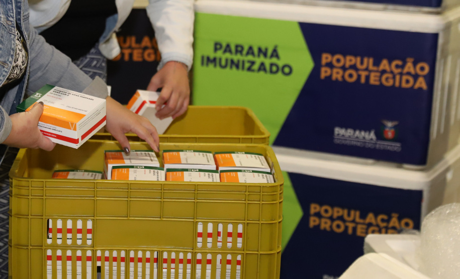 Vacina Covid O Paraná recebe mais 148,6 mil doses do imunizante CoronaVac para continuar a vacinação contra a Covid-19 no estado. O lote enviado pelo Ministério da Saúde chegou no início da noite no Centro de Medicamentos do Paraná (Cemepar), em Curitiba.09/03/2021. Foto: Geraldo Bubniak/AEN