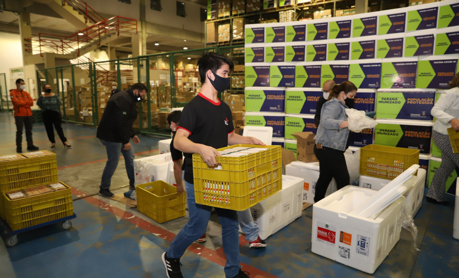 Vacina Covid O Paraná recebe mais 148,6 mil doses do imunizante CoronaVac para continuar a vacinação contra a Covid-19 no estado. O lote enviado pelo Ministério da Saúde chegou no início da noite no Centro de Medicamentos do Paraná (Cemepar), em Curitiba.09/03/2021. Foto: Geraldo Bubniak/AEN