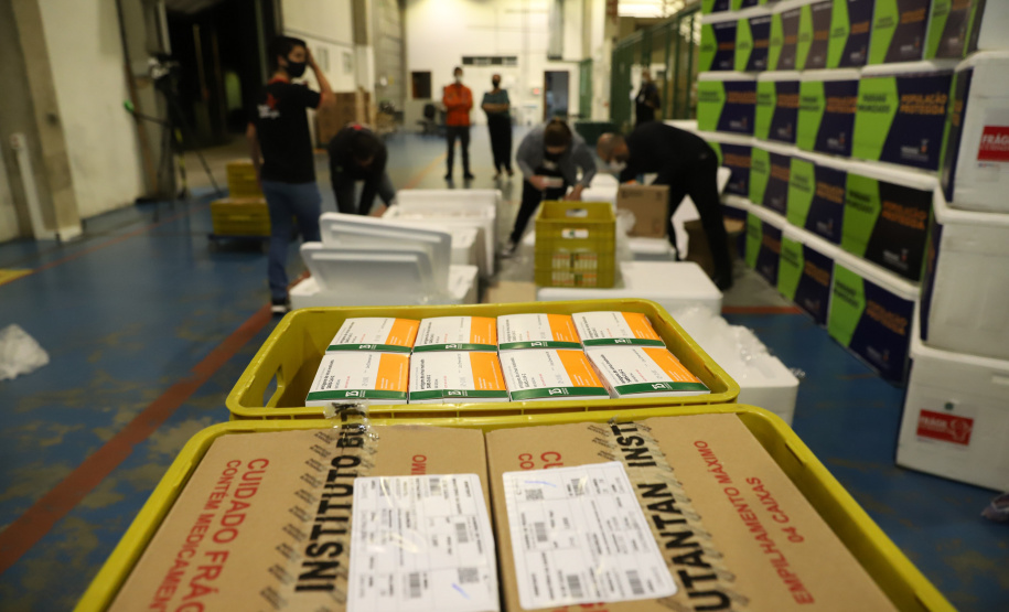 Vacina Covid O Paraná recebe mais 148,6 mil doses do imunizante CoronaVac para continuar a vacinação contra a Covid-19 no estado. O lote enviado pelo Ministério da Saúde chegou no início da noite no Centro de Medicamentos do Paraná (Cemepar), em Curitiba.09/03/2021. Foto: Geraldo Bubniak/AEN