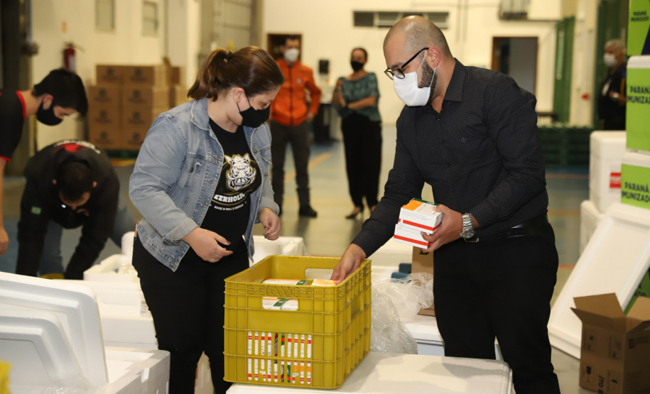 Vacina Covid O Paraná recebe mais 148,6 mil doses do imunizante CoronaVac para continuar a vacinação contra a Covid-19 no estado. O lote enviado pelo Ministério da Saúde chegou no início da noite no Centro de Medicamentos do Paraná (Cemepar), em Curitiba.09/03/2021. Foto: Geraldo Bubniak/AEN
