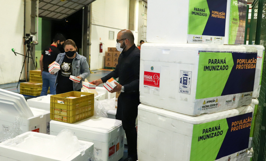 Vacina Covid O Paraná recebe mais 148,6 mil doses do imunizante CoronaVac para continuar a vacinação contra a Covid-19 no estado. O lote enviado pelo Ministério da Saúde chegou no início da noite no Centro de Medicamentos do Paraná (Cemepar), em Curitiba.09/03/2021. Foto: Geraldo Bubniak/AEN
