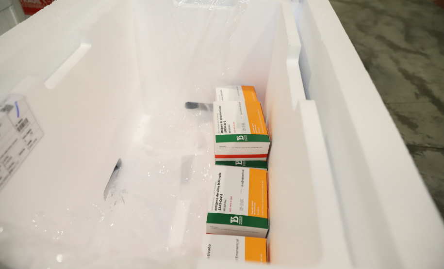 Vacina Covid O Paraná recebe mais 148,6 mil doses do imunizante CoronaVac para continuar a vacinação contra a Covid-19 no estado. O lote enviado pelo Ministério da Saúde chegou no início da noite no Centro de Medicamentos do Paraná (Cemepar), em Curitiba.09/03/2021. Foto: Geraldo Bubniak/AEN