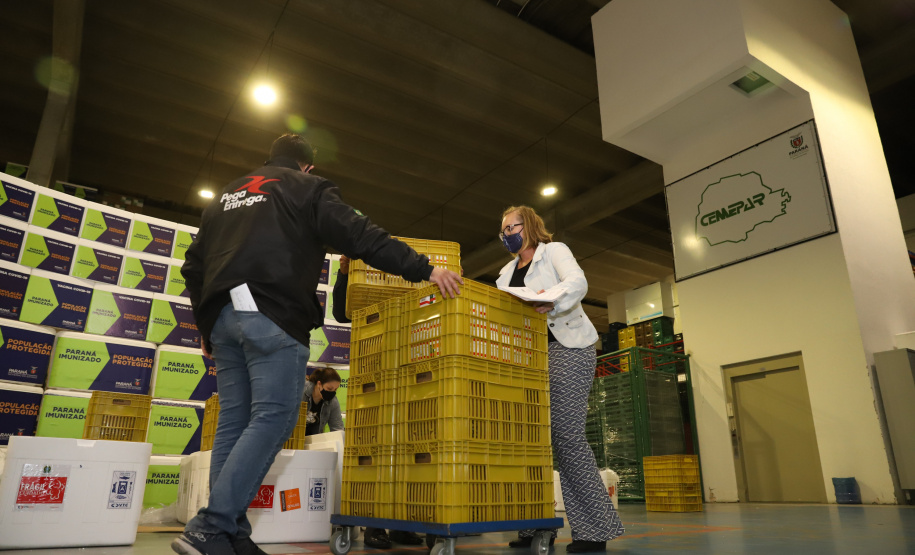 Vacina Covid O Paraná recebe mais 148,6 mil doses do imunizante CoronaVac para continuar a vacinação contra a Covid-19 no estado. O lote enviado pelo Ministério da Saúde chegou no início da noite no Centro de Medicamentos do Paraná (Cemepar), em Curitiba.09/03/2021. Foto: Geraldo Bubniak/AEN