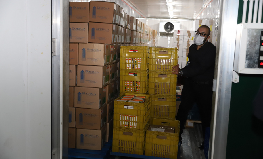 Vacina Covid O Paraná recebe mais 148,6 mil doses do imunizante CoronaVac para continuar a vacinação contra a Covid-19 no estado. O lote enviado pelo Ministério da Saúde chegou no início da noite no Centro de Medicamentos do Paraná (Cemepar), em Curitiba.09/03/2021. Foto: Geraldo Bubniak/AEN