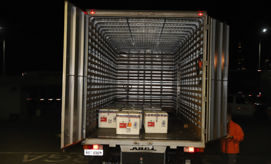 Vacina Covid O Paraná recebe mais 148,6 mil doses do imunizante CoronaVac para continuar a vacinação contra a Covid-19 no estado. O lote enviado pelo Ministério da Saúde chegou no início da noite no Centro de Medicamentos do Paraná (Cemepar), em Curitiba.09/03/2021. Foto: Geraldo Bubniak/AEN