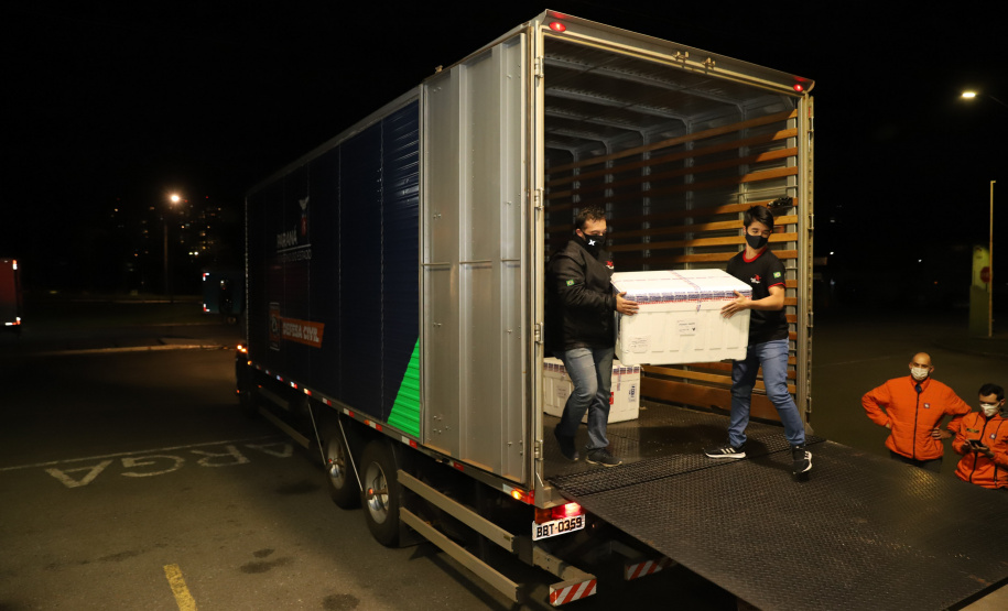 Vacina Covid O Paraná recebe mais 148,6 mil doses do imunizante CoronaVac para continuar a vacinação contra a Covid-19 no estado. O lote enviado pelo Ministério da Saúde chegou no início da noite no Centro de Medicamentos do Paraná (Cemepar), em Curitiba.09/03/2021. Foto: Geraldo Bubniak/AEN