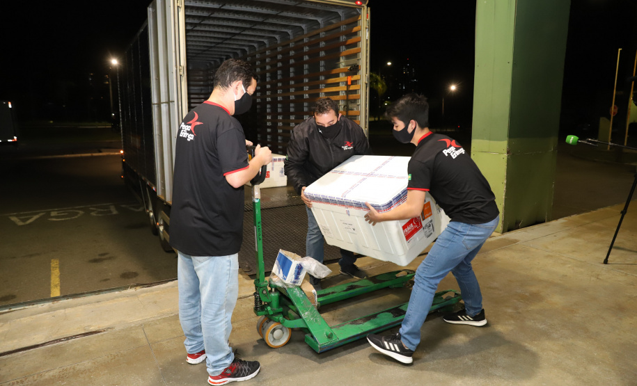 Vacina Covid O Paraná recebe mais 148,6 mil doses do imunizante CoronaVac para continuar a vacinação contra a Covid-19 no estado. O lote enviado pelo Ministério da Saúde chegou no início da noite no Centro de Medicamentos do Paraná (Cemepar), em Curitiba.09/03/2021. Foto: Geraldo Bubniak/AEN