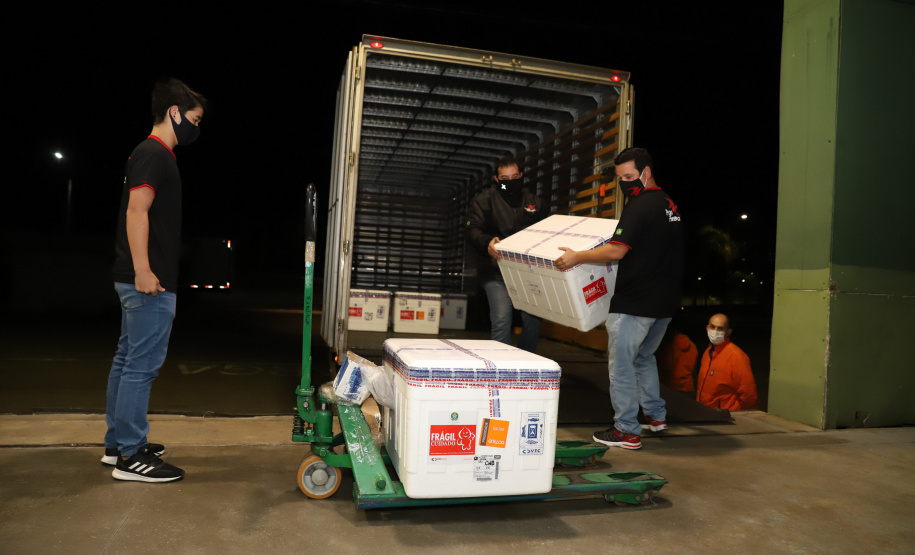 Vacina Covid O Paraná recebe mais 148,6 mil doses do imunizante CoronaVac para continuar a vacinação contra a Covid-19 no estado. O lote enviado pelo Ministério da Saúde chegou no início da noite no Centro de Medicamentos do Paraná (Cemepar), em Curitiba.09/03/2021. Foto: Geraldo Bubniak/AEN