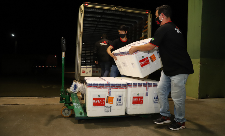 Vacina Covid O Paraná recebe mais 148,6 mil doses do imunizante CoronaVac para continuar a vacinação contra a Covid-19 no estado. O lote enviado pelo Ministério da Saúde chegou no início da noite no Centro de Medicamentos do Paraná (Cemepar), em Curitiba.09/03/2021. Foto: Geraldo Bubniak/AEN