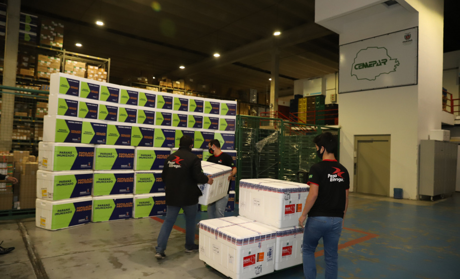 Vacina Covid O Paraná recebe mais 148,6 mil doses do imunizante CoronaVac para continuar a vacinação contra a Covid-19 no estado. O lote enviado pelo Ministério da Saúde chegou no início da noite no Centro de Medicamentos do Paraná (Cemepar), em Curitiba.09/03/2021. Foto: Geraldo Bubniak/AEN