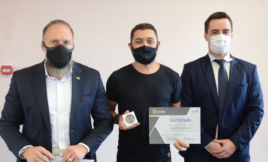 A Polícia Civil do Paraná (PCPR) entregou, nesta segunda-feira (8), o prêmio para os vencedores do Concurso de Fotografia 2020/2021. A gratificação aconteceu durante reunião do Conselho da PCPR, em Curitiba.  Curitiba, 09/03/2021  -  Foto: Fabio Dias/PCPR