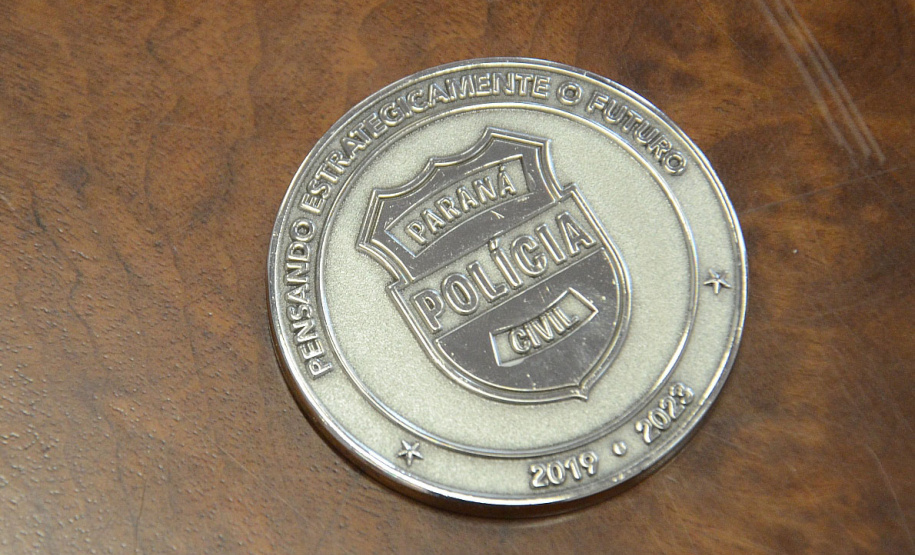 A Polícia Civil do Paraná (PCPR) entregou, nesta segunda-feira (8), o prêmio para os vencedores do Concurso de Fotografia 2020/2021. A gratificação aconteceu durante reunião do Conselho da PCPR, em Curitiba.  Curitiba, 09/03/2021  -  Foto: Fabio Dias/PCPR