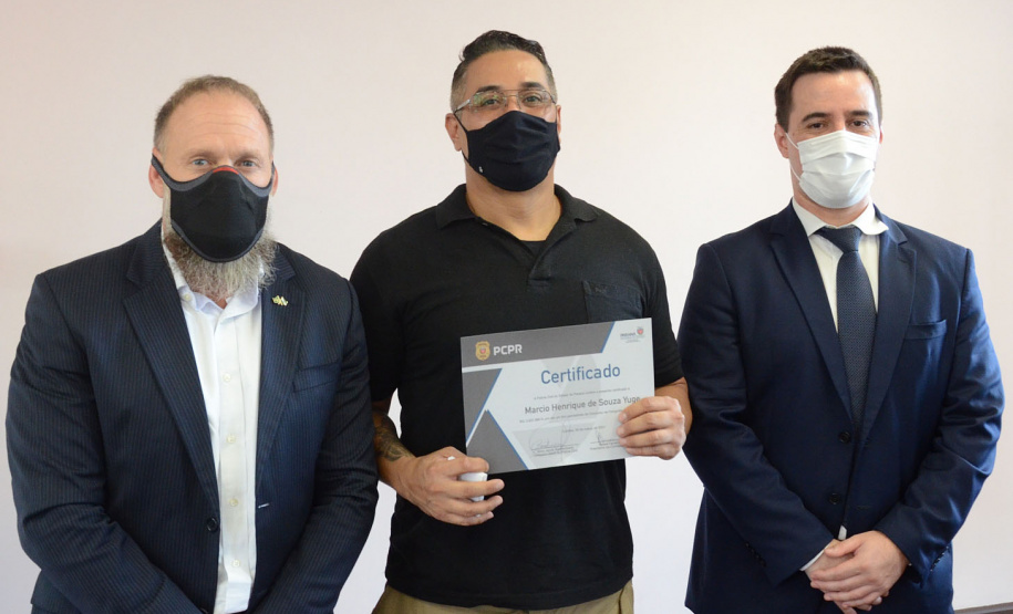 A Polícia Civil do Paraná (PCPR) entregou, nesta segunda-feira (8), o prêmio para os vencedores do Concurso de Fotografia 2020/2021. A gratificação aconteceu durante reunião do Conselho da PCPR, em Curitiba.  Curitiba, 09/03/2021  -  Foto: Fabio Dias/PCPR