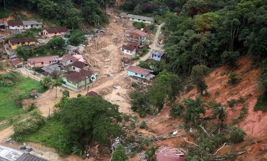 Desastre ocorrido em 11 de março de 2011 pelo excesso de chuvas no Litoral deixou quatro mortes e mais de dez mil desabrigados nas cidades de Antonina, Paranaguá, Morretes e Guaratuba. Para relembrar episódio, Defesa Civil do Paraná promove três lives que relembram atuação da instituição - Enchentes e deslizamentos em Morretes e Antonina.  - Foto"Rogério Machado/Arquivo AEN