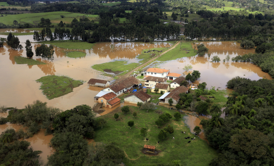 Desastre ocorrido em 11 de março de 2011 pelo excesso de chuvas no Litoral deixou quatro mortes e mais de dez mil desabrigados nas cidades de Antonina, Paranaguá, Morretes e Guaratuba. Para relembrar episódio, Defesa Civil do Paraná promove três lives que relembram atuação da instituição - Curitiba, 26/10/2018  -  Foto: Arnaldo Alves/Arquivo AEN
