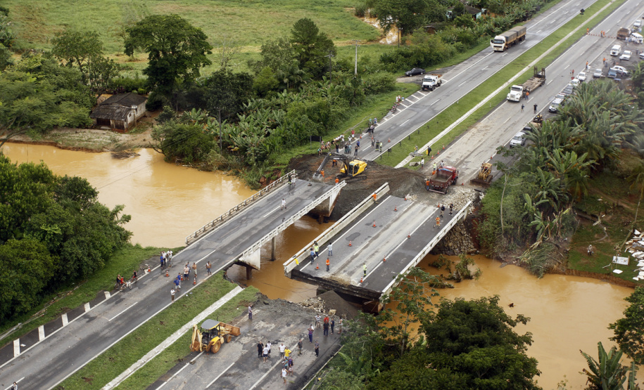 Desastre ocorrido em 11 de março de 2011 pelo excesso de chuvas no Litoral deixou quatro mortes e mais de dez mil desabrigados nas cidades de Antonina, Paranaguá, Morretes e Guaratuba. Para relembrar episódio, Defesa Civil do Paraná promove três lives que relembram atuação da instituição - Enchentes e deslizamentos em Morretes e Antonina.  Na foto, Ponte na BR 277, que liga Curitiba a Paranaguá. - Morretes, 12-02-2011.Foto: Orlando Kissner/Arquivo AEN