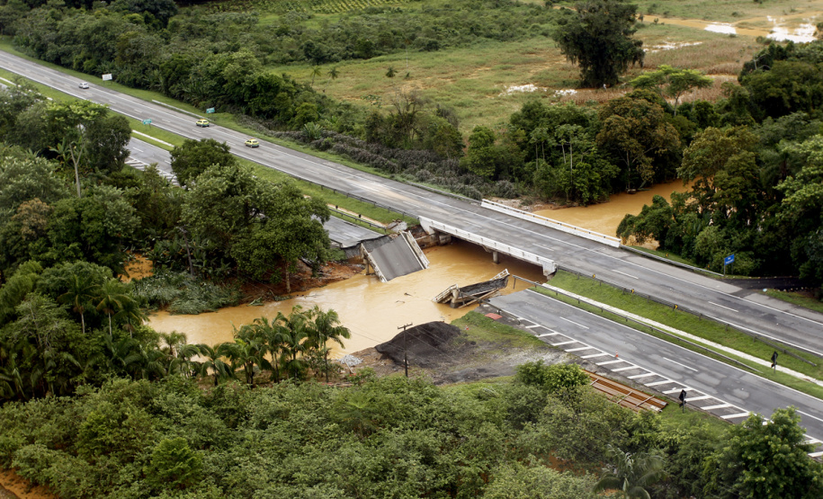 Desastre ocorrido em 11 de março de 2011 pelo excesso de chuvas no Litoral deixou quatro mortes e mais de dez mil desabrigados nas cidades de Antonina, Paranaguá, Morretes e Guaratuba. Para relembrar episódio, Defesa Civil do Paraná promove três lives que relembram atuação da instituição - Enchentes e deslizamentos em Morretes e Antonina.  Na foto, Ponte na BR 277, que liga Curitiba a Paranaguá. - Morretes, 12-02-2011.Foto: Orlando Kissner/Arquivo AEN
