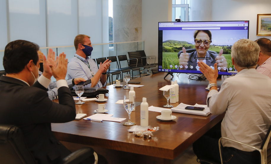 O Paraná recebeu nesta semana o parecer favorável do comitê técnico da Organização Mundial de Saúde Animal (OIE) e deu mais um passo para o reconhecimento internacional como área livre de febre aftosa sem vacinação. O anúncio foi feito nesta quarta-feira (10) pela ministra da Agricultura, Pecuária e Abastecimento, Tereza Cristina, em audiência virtual com o governador Carlos Massa Ratinho Junior.
Foto: Jonathan Campos/AEN