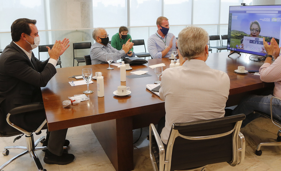 O Paraná recebeu nesta semana o parecer favorável do comitê técnico da Organização Mundial de Saúde Animal (OIE) e deu mais um passo para o reconhecimento internacional como área livre de febre aftosa sem vacinação. O anúncio foi feito nesta quarta-feira (10) pela ministra da Agricultura, Pecuária e Abastecimento, Tereza Cristina, em audiência virtual com o governador Carlos Massa Ratinho Junior.
Foto: Jonathan Campos/AEN