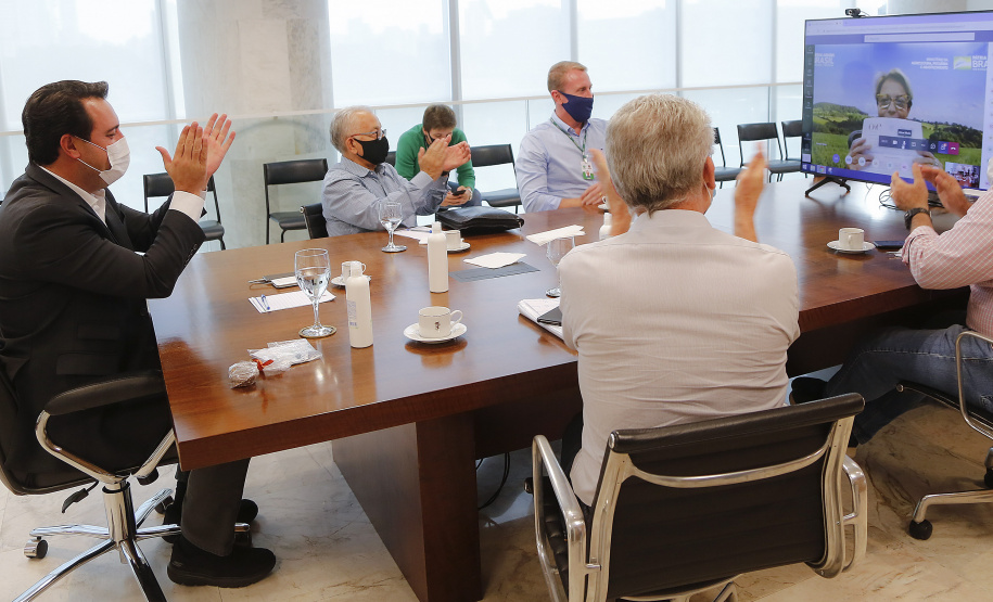 O Paraná recebeu nesta semana o parecer favorável do comitê técnico da Organização Mundial de Saúde Animal (OIE) e deu mais um passo para o reconhecimento internacional como área livre de febre aftosa sem vacinação. O anúncio foi feito nesta quarta-feira (10) pela ministra da Agricultura, Pecuária e Abastecimento, Tereza Cristina, em audiência virtual com o governador Carlos Massa Ratinho Junior.
Foto: Jonathan Campos/AEN