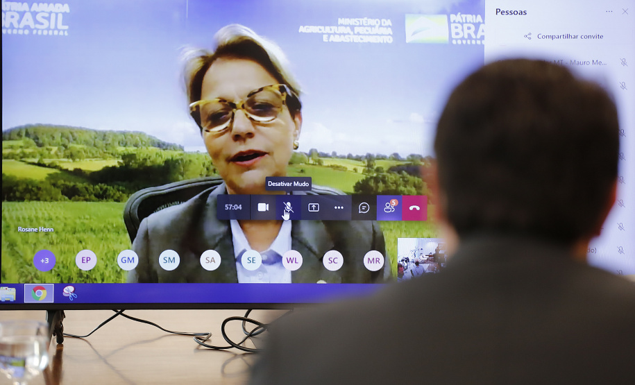 O Paraná recebeu nesta semana o parecer favorável do comitê técnico da Organização Mundial de Saúde Animal (OIE) e deu mais um passo para o reconhecimento internacional como área livre de febre aftosa sem vacinação. O anúncio foi feito nesta quarta-feira (10) pela ministra da Agricultura, Pecuária e Abastecimento, Tereza Cristina, em audiência virtual com o governador Carlos Massa Ratinho Junior.
Foto: Jonathan Campos/AEN