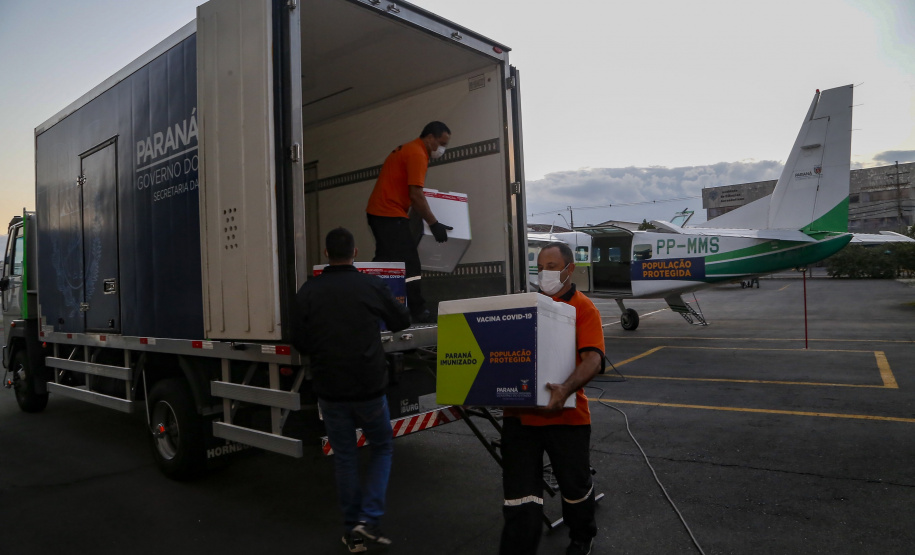 Paraná distribui novo lote e começa a vacinar idosos com mais de 75 anos.
Foto Gilson Abreu/AEN