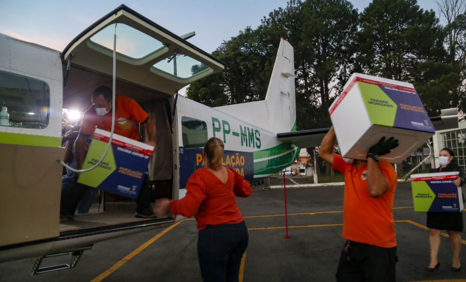 Paraná distribui novo lote e começa a vacinar idosos com mais de 75 anos.
Foto Gilson Abreu/AEN