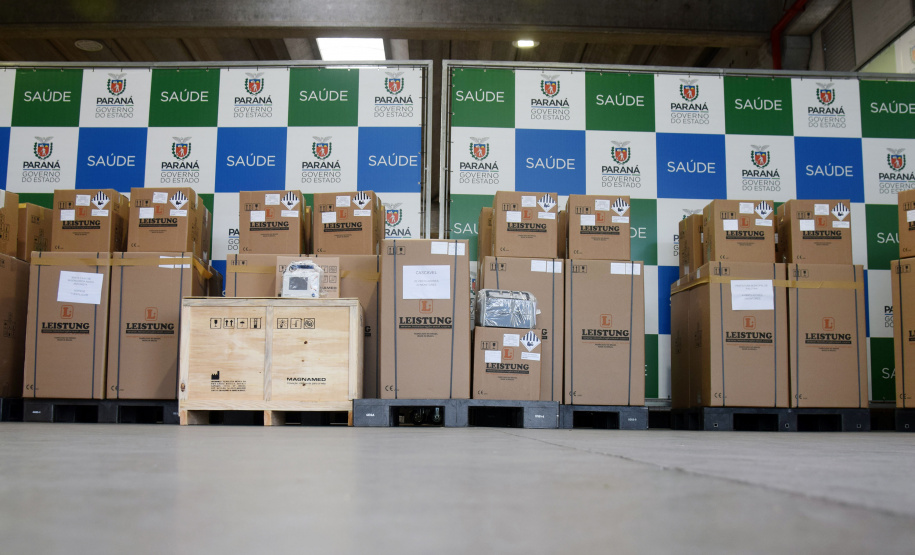 A Secretaria de Estado da Saúde (Sesa) enviou 37 ventiladores pulmonares doados pela Organização das Cooperativas do Paraná (Ocepar) para a Região Oeste do Paraná nesta quinta-feira (11). Os equipamentos serão utilizados para equipar leitos de UTI no combate à Covid-19.  -  Curitiba, 11/-3/2021  -  Foto: Amércio Antonio/SESA