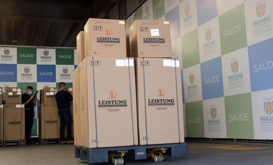 A Secretaria de Estado da Saúde (Sesa) enviou 37 ventiladores pulmonares doados pela Organização das Cooperativas do Paraná (Ocepar) para a Região Oeste do Paraná nesta quinta-feira (11). Os equipamentos serão utilizados para equipar leitos de UTI no combate à Covid-19.  -  Curitiba, 11/-3/2021  -  Foto: Amércio Antonio/SESA