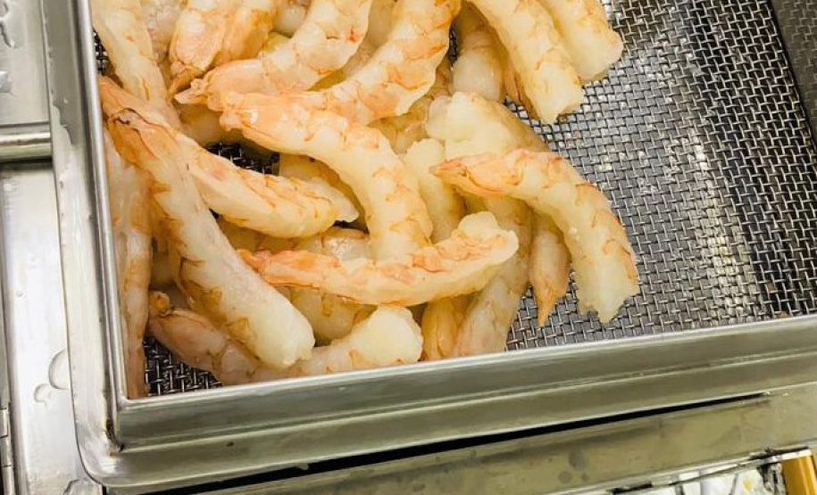 Amostras de camarão rosa descascado e congelado foram reprovadas em exame pericial realizado no Laboratório de Pré-medidos ou Pré-embalados da Regional do Instituto de Pesos e Medidas do Paraná, em Cascavel, no dia primeiro de março. - Foto: Divulgação IPEM
