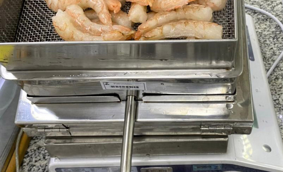 Amostras de camarão rosa descascado e congelado foram reprovadas em exame pericial realizado no Laboratório de Pré-medidos ou Pré-embalados da Regional do Instituto de Pesos e Medidas do Paraná, em Cascavel, no dia primeiro de março. - Foto: Divulgação IPEM