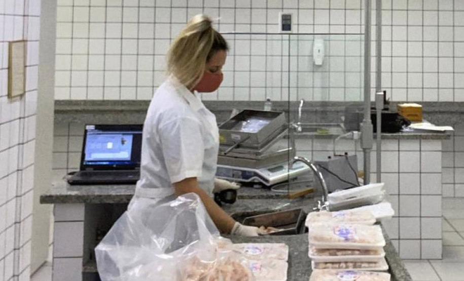 Amostras de camarão rosa descascado e congelado foram reprovadas em exame pericial realizado no Laboratório de Pré-medidos ou Pré-embalados da Regional do Instituto de Pesos e Medidas do Paraná, em Cascavel, no dia primeiro de março. - Foto: Divulgação IPEM