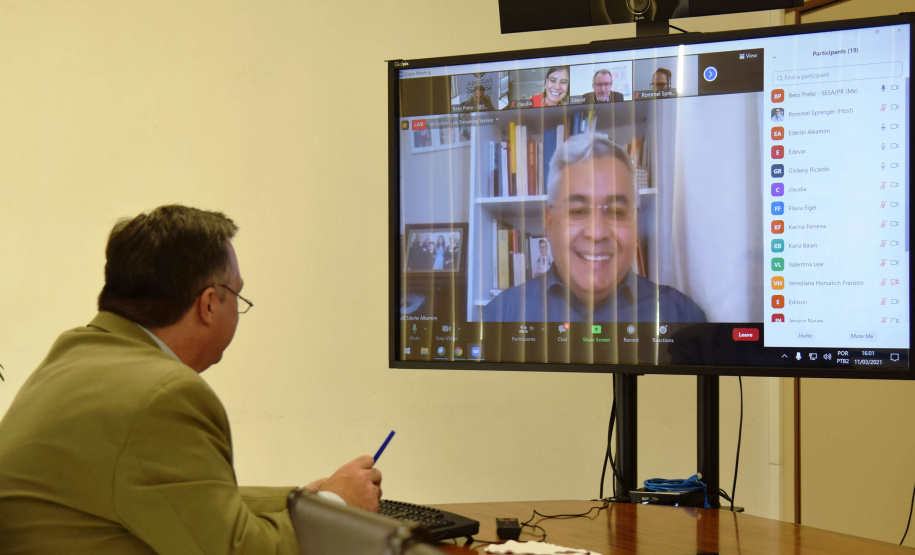 A importância do fortalecimento do sistema único foi a mensagem que o secretário Beto Preto deixou aos formandos do Curso de Especialização em Saúde Pública, promovido pela Escola de Saúde Pública do Paraná. Os 37 alunos concluíram os estudos na turma da 16ª Regional de Saúde de Apucarana. -  Curitiba, 11/03/2021  -  Foto: Américo Antonio/SESA