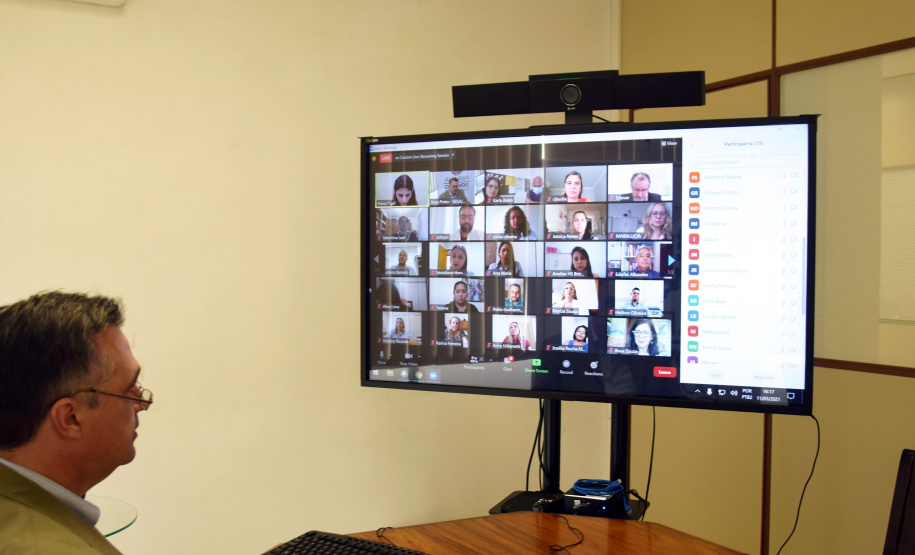 A importância do fortalecimento do sistema único foi a mensagem que o secretário Beto Preto deixou aos formandos do Curso de Especialização em Saúde Pública, promovido pela Escola de Saúde Pública do Paraná. Os 37 alunos concluíram os estudos na turma da 16ª Regional de Saúde de Apucarana. -  Curitiba, 11/03/2021  -  Foto: Américo Antonio/SESA