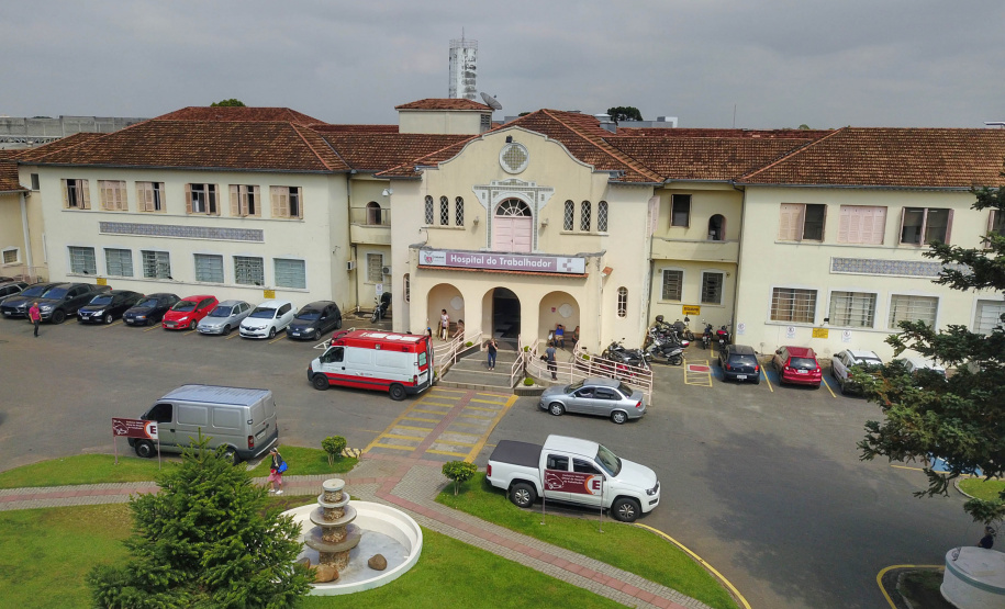 Com 74 anos de história, o Complexo Hospitalar do Trabalhador (CHT) não vive sua primeira epidemia. Na verdade, a instituição se tornou referência no Paraná no combate à Covid-19 justamente por sua experiência prévia em outras batalhas – como contra a tuberculose, a Aids e o H1N1, todas doenças que marcaram a trajetória da instituição. Foto: José Fernando Ogura/AEN