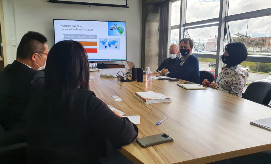 Nesta sexta-feira (12), representantes do Estado do Paraná e da empresa japonesa Sandai, especialista na produção de fertilizantes orgânicos, se reuniram para articular uma parceria de negócios, no âmbito do programa Paraná Mais Orgânico. O objetivo é implementar tecnologias de produção, comercialização e internacionalização de produtos orgânicos paranaenses. - Curitiba, 12/03/2021 - Foto: Divulgação SETI
