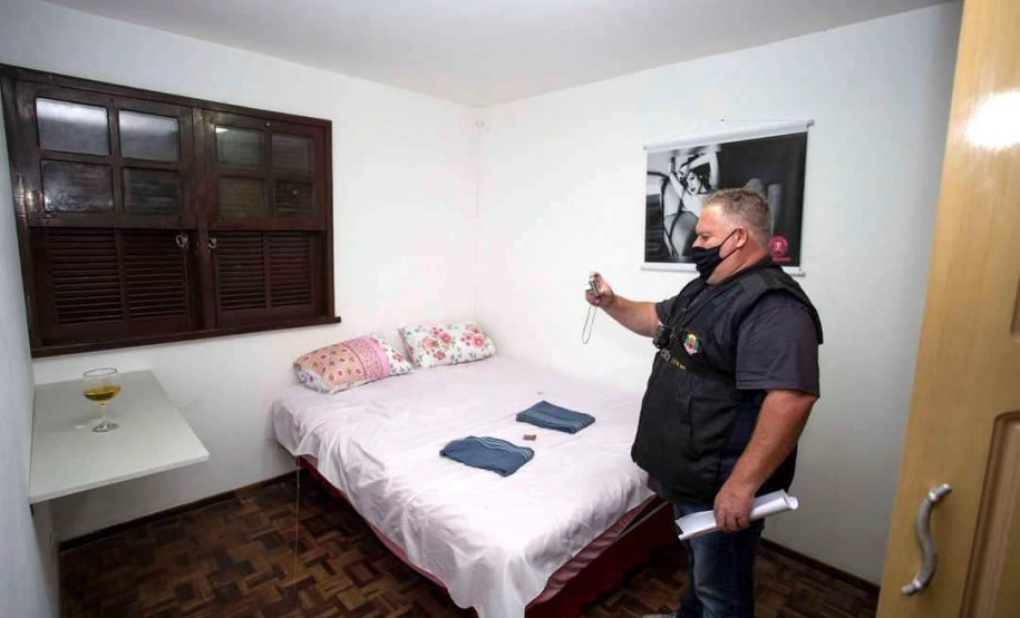 As equipes policiais da Ação Integrada de Fiscalização Urbana (AIFU) fecharam nove estabelecimentos comerciais irregulares e 44 pessoas acabaram encaminhadas por desrespeitar as medidas do decreto estadual de enfrentamento ao coronavírus. Durante as abordagens, 251 pessoas foram orientadas e outras 63 abordadas. O balanço compreende as ações de sexta-feira (12/03) a domingo (14/03) na cidade de Curitiba. - Curitiba, 15/03/2021 - Foto: Divulgação SESP-PR