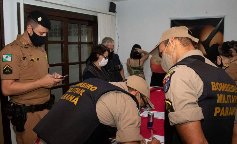 As equipes policiais da Ação Integrada de Fiscalização Urbana (AIFU) fecharam nove estabelecimentos comerciais irregulares e 44 pessoas acabaram encaminhadas por desrespeitar as medidas do decreto estadual de enfrentamento ao coronavírus. Durante as abordagens, 251 pessoas foram orientadas e outras 63 abordadas. O balanço compreende as ações de sexta-feira (12/03) a domingo (14/03) na cidade de Curitiba. - Curitiba, 15/03/2021 - Foto: Divulgação SESP-PR