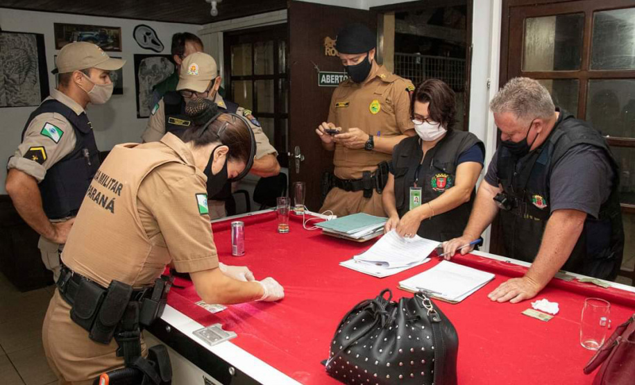 As equipes policiais da Ação Integrada de Fiscalização Urbana (AIFU) fecharam nove estabelecimentos comerciais irregulares e 44 pessoas acabaram encaminhadas por desrespeitar as medidas do decreto estadual de enfrentamento ao coronavírus. Durante as abordagens, 251 pessoas foram orientadas e outras 63 abordadas. O balanço compreende as ações de sexta-feira (12/03) a domingo (14/03) na cidade de Curitiba. - Curitiba, 15/03/2021 - Foto: Divulgação SESP-PR