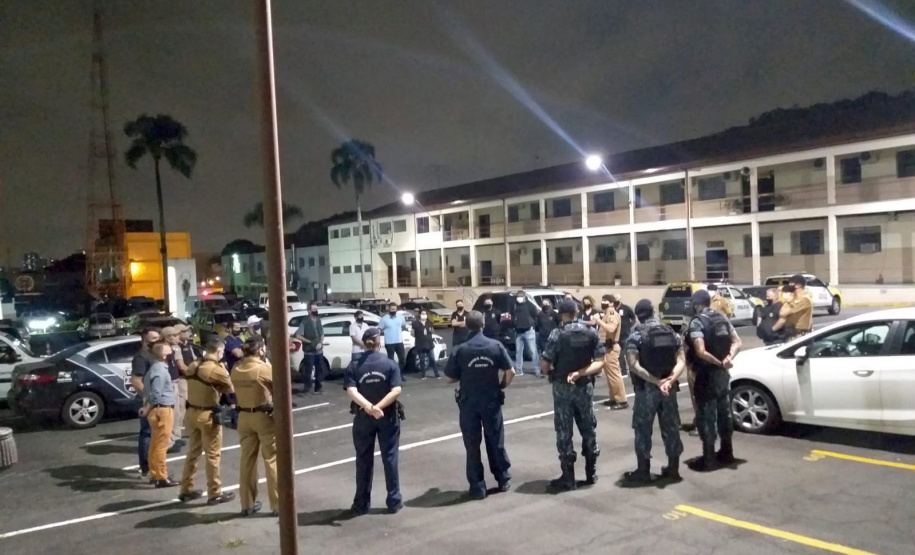 As equipes policiais da Ação Integrada de Fiscalização Urbana (AIFU) fecharam nove estabelecimentos comerciais irregulares e 44 pessoas acabaram encaminhadas por desrespeitar as medidas do decreto estadual de enfrentamento ao coronavírus. Durante as abordagens, 251 pessoas foram orientadas e outras 63 abordadas. O balanço compreende as ações de sexta-feira (12/03) a domingo (14/03) na cidade de Curitiba. - Curitiba, 15/03/2021 - Foto: Divulgação SESP-PR