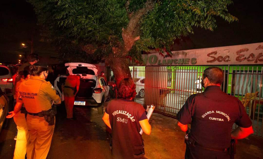 As equipes policiais da Ação Integrada de Fiscalização Urbana (AIFU) fecharam nove estabelecimentos comerciais irregulares e 44 pessoas acabaram encaminhadas por desrespeitar as medidas do decreto estadual de enfrentamento ao coronavírus. Durante as abordagens, 251 pessoas foram orientadas e outras 63 abordadas. O balanço compreende as ações de sexta-feira (12/03) a domingo (14/03) na cidade de Curitiba. - Curitiba, 15/03/2021 - Foto: Divulgação SESP-PR