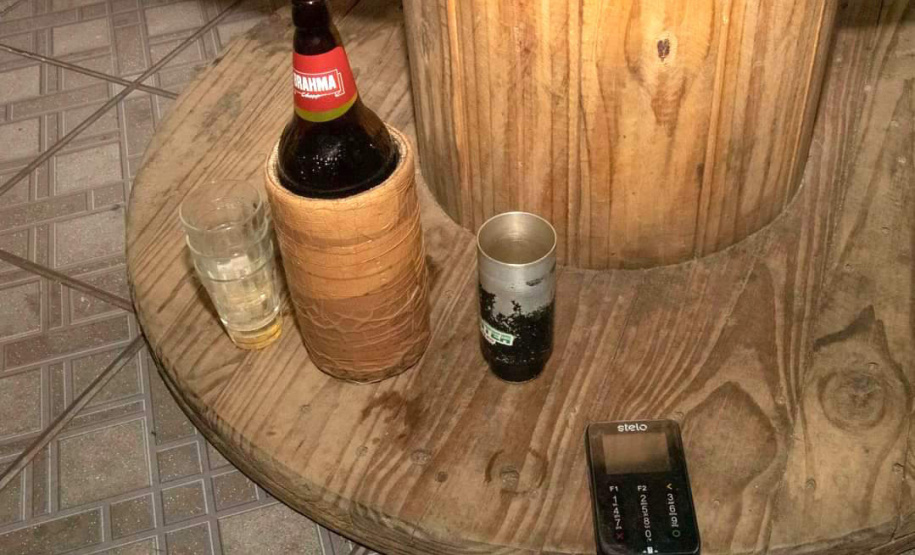 As equipes policiais da Ação Integrada de Fiscalização Urbana (AIFU) fecharam nove estabelecimentos comerciais irregulares e 44 pessoas acabaram encaminhadas por desrespeitar as medidas do decreto estadual de enfrentamento ao coronavírus. Durante as abordagens, 251 pessoas foram orientadas e outras 63 abordadas. O balanço compreende as ações de sexta-feira (12/03) a domingo (14/03) na cidade de Curitiba. - Curitiba, 15/03/2021 - Foto: Divulgação SESP-PR