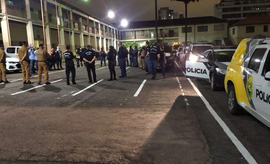 As equipes policiais da Ação Integrada de Fiscalização Urbana (AIFU) fecharam nove estabelecimentos comerciais irregulares e 44 pessoas acabaram encaminhadas por desrespeitar as medidas do decreto estadual de enfrentamento ao coronavírus. Durante as abordagens, 251 pessoas foram orientadas e outras 63 abordadas. O balanço compreende as ações de sexta-feira (12/03) a domingo (14/03) na cidade de Curitiba. - Curitiba, 15/03/2021 - Foto: Divulgação SESP-PR