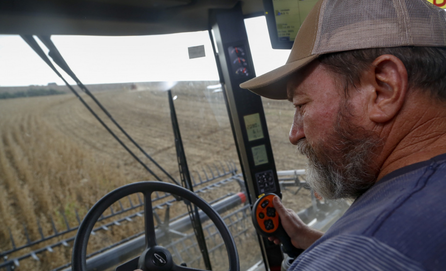 Principal produto do agro paranaense e brasileiro, o cultivo da soja ocupa mais de um quarto de todo o território do Estado e está espalhado por todas as regiões. Na foto, o agricultor Valdomiro Rebelatto, máquinas com GPS garantem mais precisão e diminuem perdas na semeadura e na colheita, além de evitar que a mesma área seja pulverizada mais de uma vez, por exemplo. -  Foto: Gilson Abreu/AEN