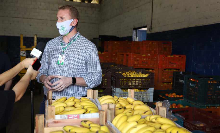 Profissionais de saúde que atuam no enfrentamento à Covid-19 foram surpreendidos com uma ação promovida pela Ceasa Paraná e pelos permissionários da unidade de Curitiba. No momento mais crítico da pandemia no Estado, os atacadistas e produtores se reuniram e arrecadaram 7 mil quilos de frutas para serem entregues em cinco hospitais de Curitiba e da Região Metropolitana e em nove Unidades de Pronto Atendimento (UPAs) da Capital. Éder Eduardo Bubltz. Foto: Ari Dias/AEN
