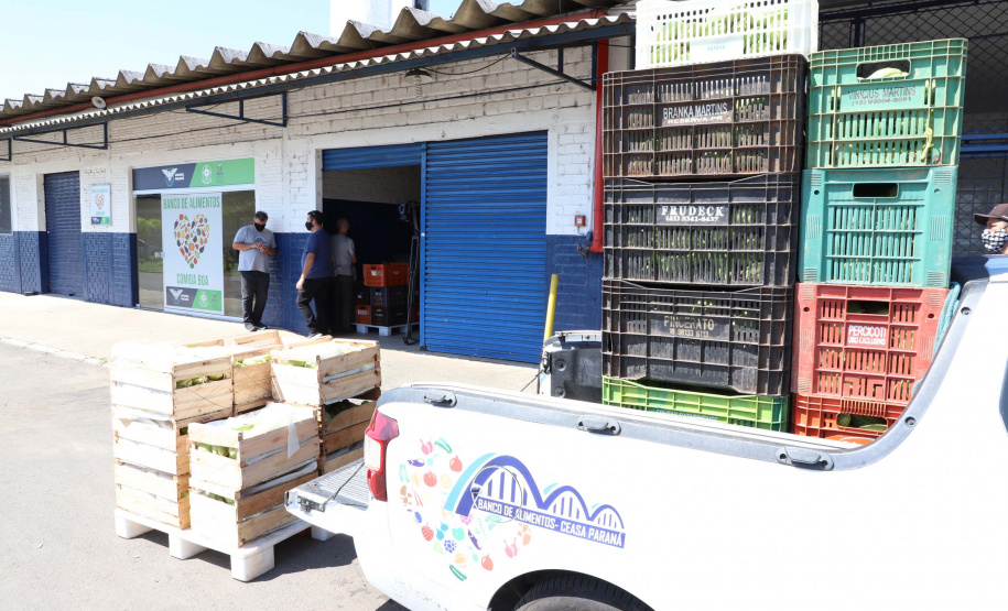 Profissionais de saúde que atuam no enfrentamento à Covid-19 foram surpreendidos com uma ação promovida pela Ceasa Paraná e pelos permissionários da unidade de Curitiba. No momento mais crítico da pandemia no Estado, os atacadistas e produtores se reuniram e arrecadaram 7 mil quilos de frutas para serem entregues em cinco hospitais de Curitiba e da Região Metropolitana e em nove Unidades de Pronto Atendimento (UPAs) da Capital. Foto: Ari Dias/AEN